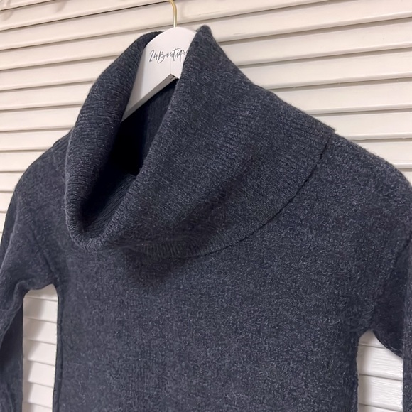 TAHARI Extra Fine Merino Wool Cowl Neck Long Sleeved Sweater GUC Size Small - Picture 6 of 12